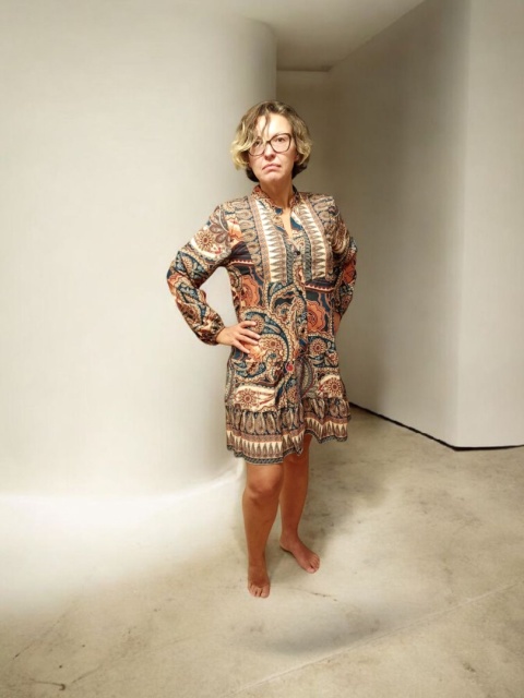 Ciemnoniebieska sukienka z paskiem