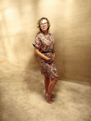 Czarny płaszcz z krótkim rękawem