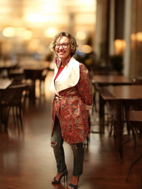 Czerwony ciepły płaszcz orientalny