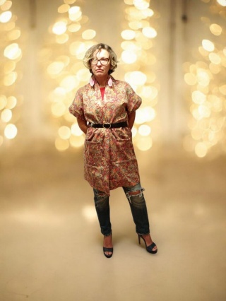 Czerwony płaszcz z krótkim rękawem