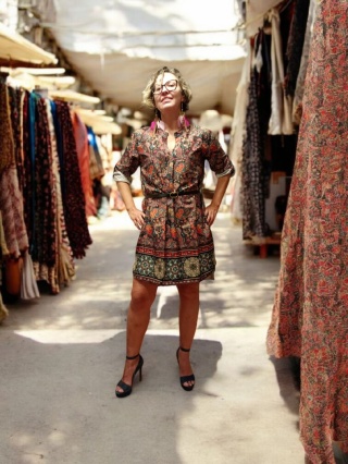 Czarna sukienka w orientalnym wzorze