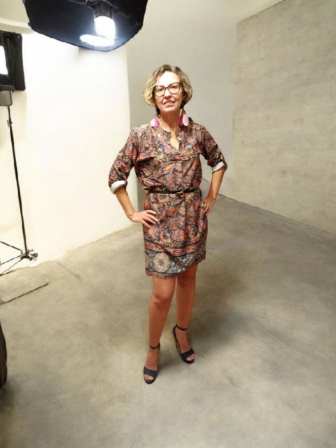 Granatowa sukienka w orientalnym wzorze