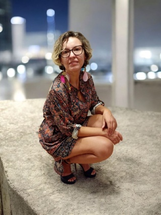 Granatowa sukienka w orientalnym wzorze